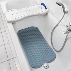 Tapis de bain bleu installé dans une baignoire