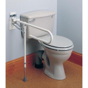 Barre d’appui rabattable avec pied installée à côté des toilettes