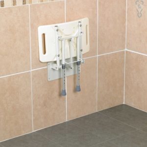 Siège de douche rabattable relevé contre le mur pour gain de place