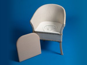 Seau auto-verrouillable visible sous l’assise ouverte de la chaise percée