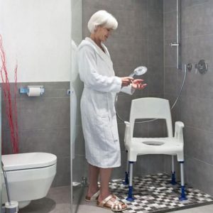 Chaise percée modulaire Aquatec Pico utilisée en salle de bain