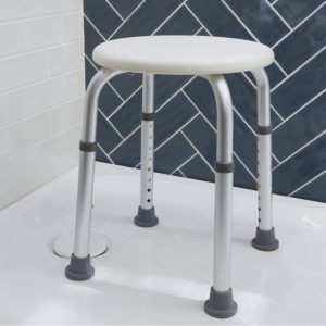 Tabouret de douche rond installé dans une douche standard