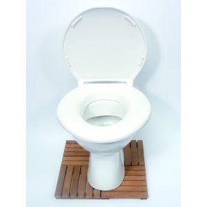 Siège Big John installé sur cuvette standard dans une salle de bain