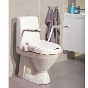 Modèle Hi-Loo Fix installé sur cuvette standard avec accoudoirs