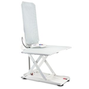 Élévateur de bain Orca en position haute pour une baignoire standard