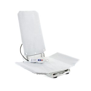 Élévateur de bain Orca en position basse pour une baignoire standard