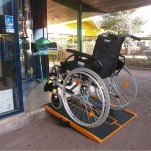 Rampe légère et amovible pour fauteuil roulant
