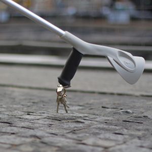 Poignée confort MySleeve avec aimant intégré pour canne anglaise en action