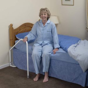 Barre de redressement pour lit Rise Easy se fixe sous pieds ou roues, offre un soutien facile pour lever et pencher. Convient à gauche ou à droite du lit.