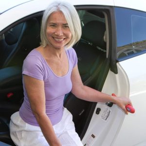 Barre de poche Handy Bar glissée sur la poignée de porte d’une voiture