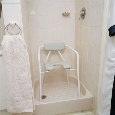 Chaise de douche confort Homecraft avec dossier & accoudoirs - 152 kg